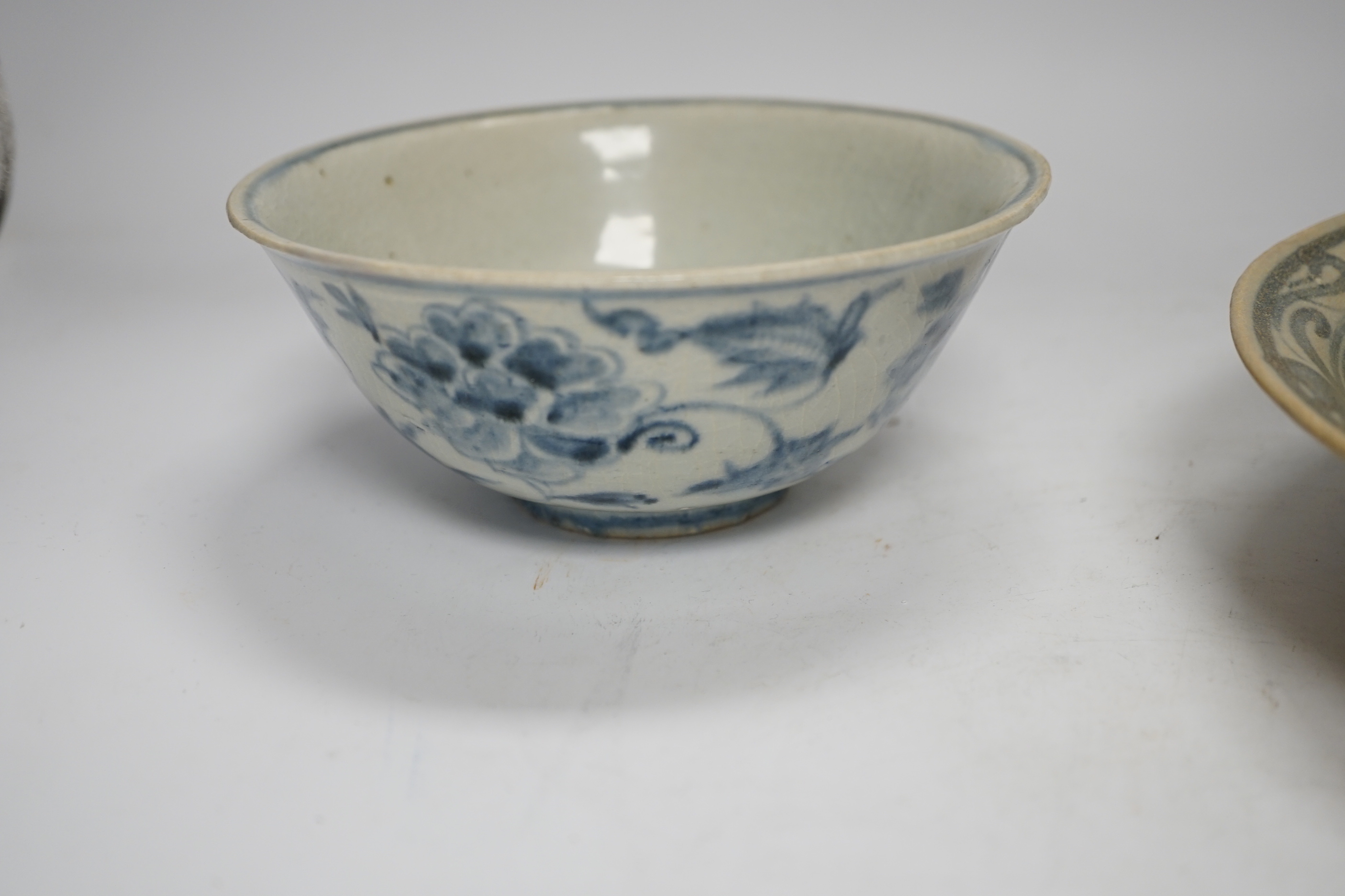 An Annamese dish, two bowls, a jar and a dish, 15th/16th century, 23cm diameter